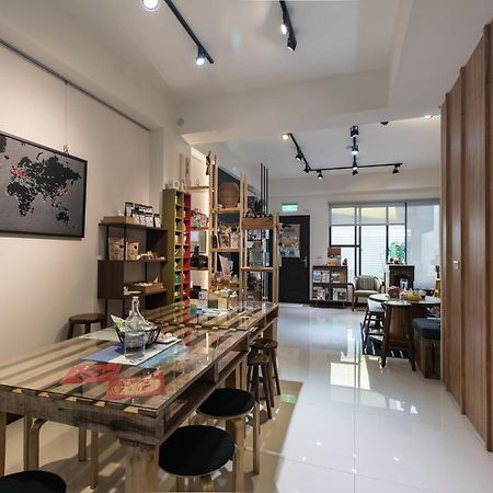黑琵軼棧湖濱旅宿 K&B Happy Hostel Tainan Exterior foto